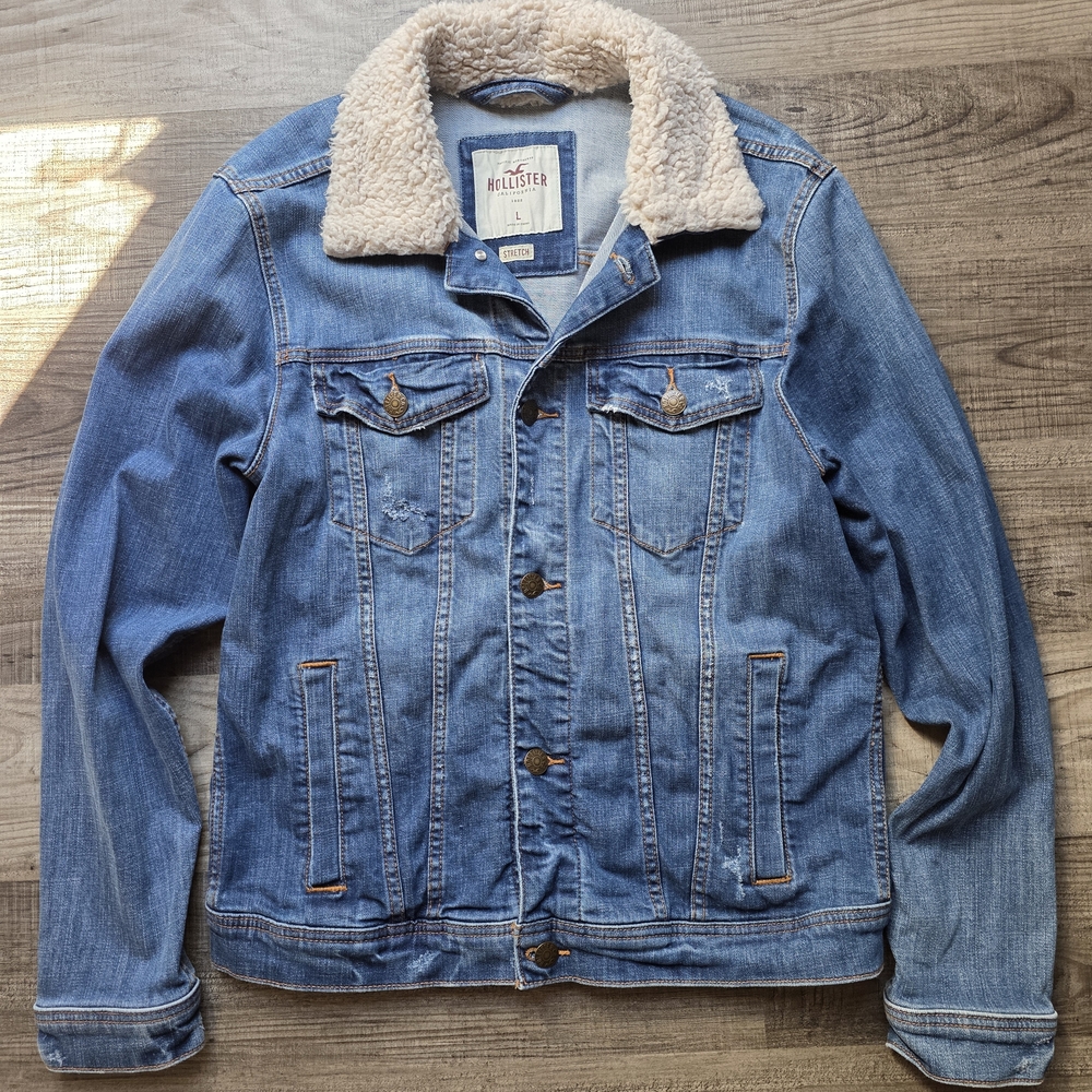 Hollister Men's Blue Denim Jacket with Cream Sherpa Collar